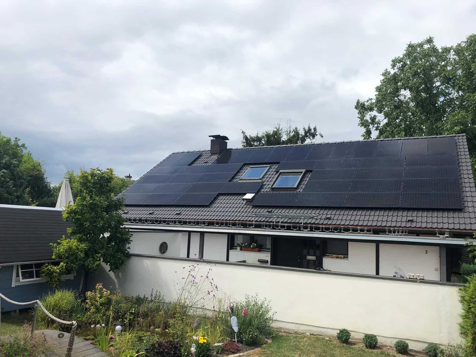 Wohnhaus mit Solaranlage auf dem Dach